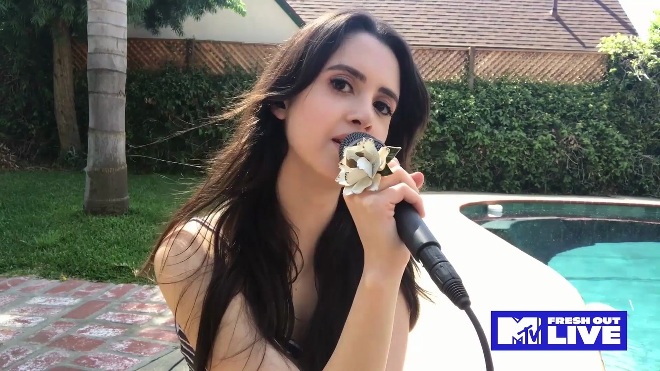  - 进来听歌！Laura Marano送上《Honest With You》现场表演