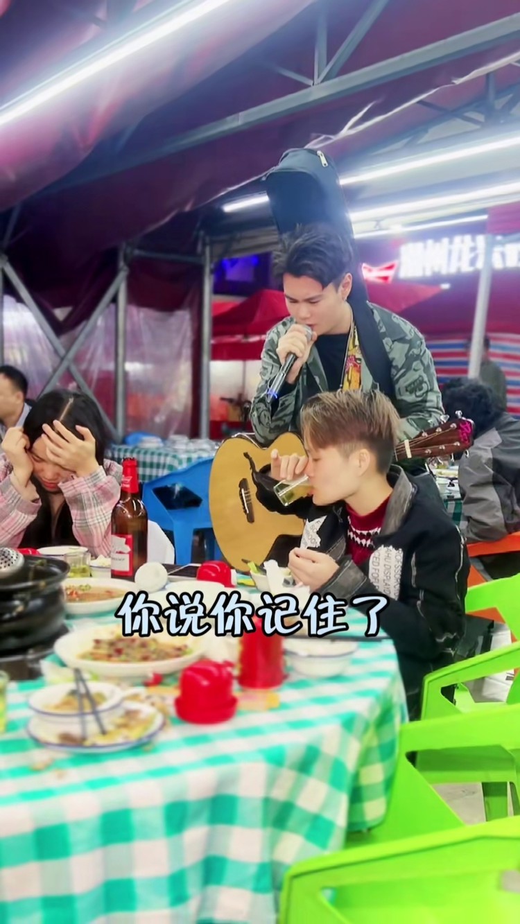 大排档歌手唱催泪歌曲《你的承诺》!