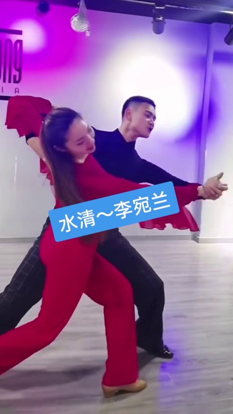 画面非常美感,视觉盛宴,慢慢欣赏吧#水清李宛兰  #广场舞交谊舞 #摩登