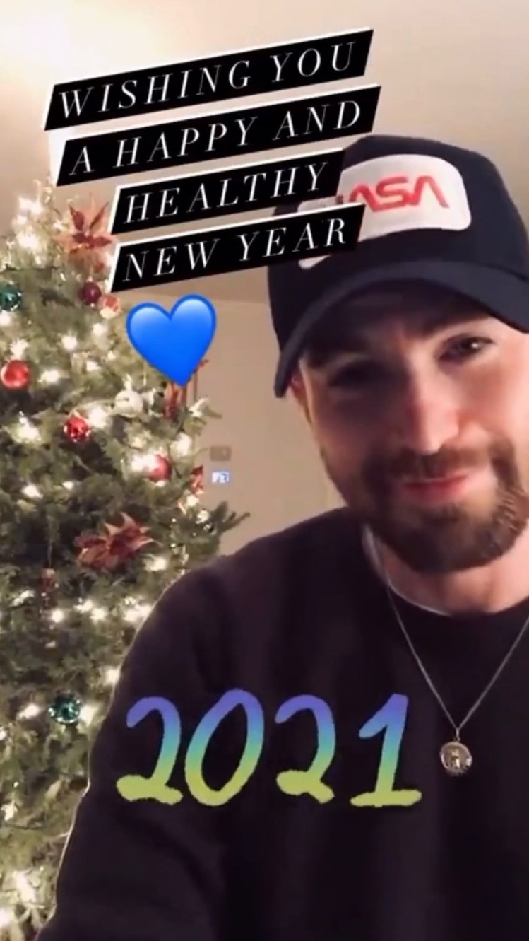  - 美队Chris Evans弹钢琴祝大家圣诞快乐