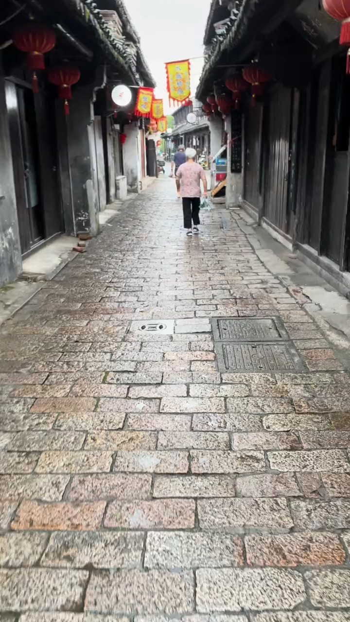 - 李荣浩《老街》偶尔怀念那个过去