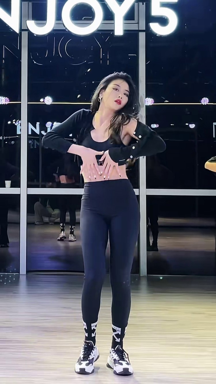 rmb舞室思奇编舞naughtygirl学员展示