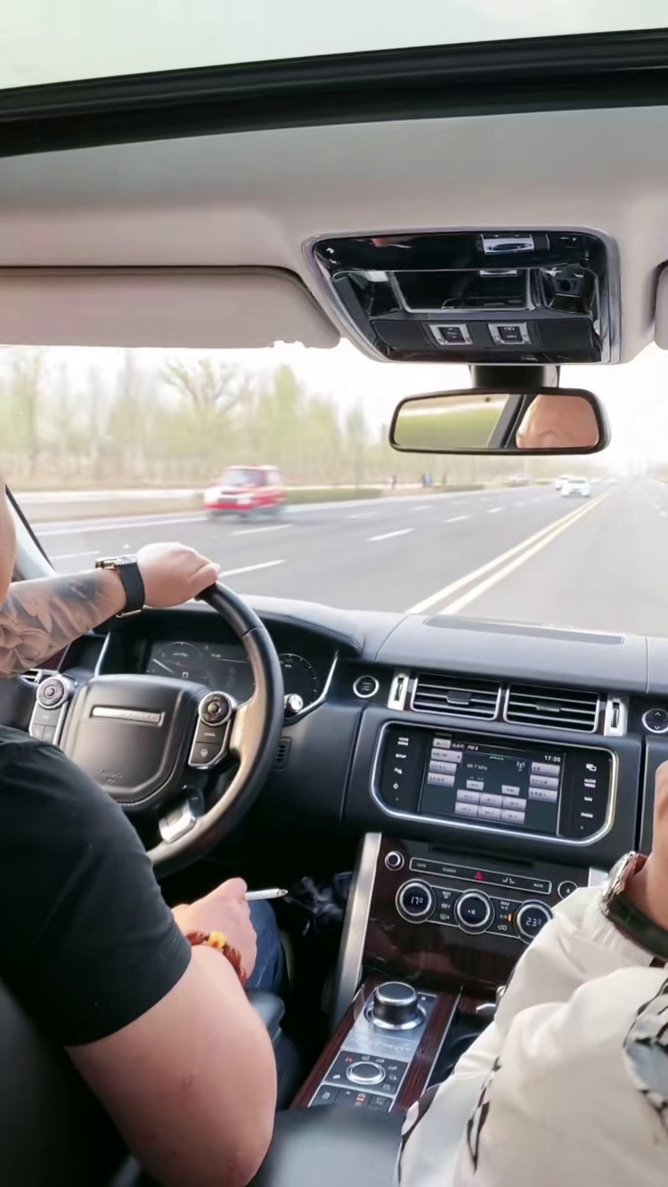 三观没有标准,在乌鸦的世界里,天鹅也有罪#听说单手开车很帅 #你开车