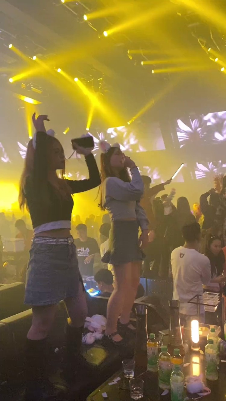 - 平时在家也不见跳一个,一到酒吧跳得比谁都嗨