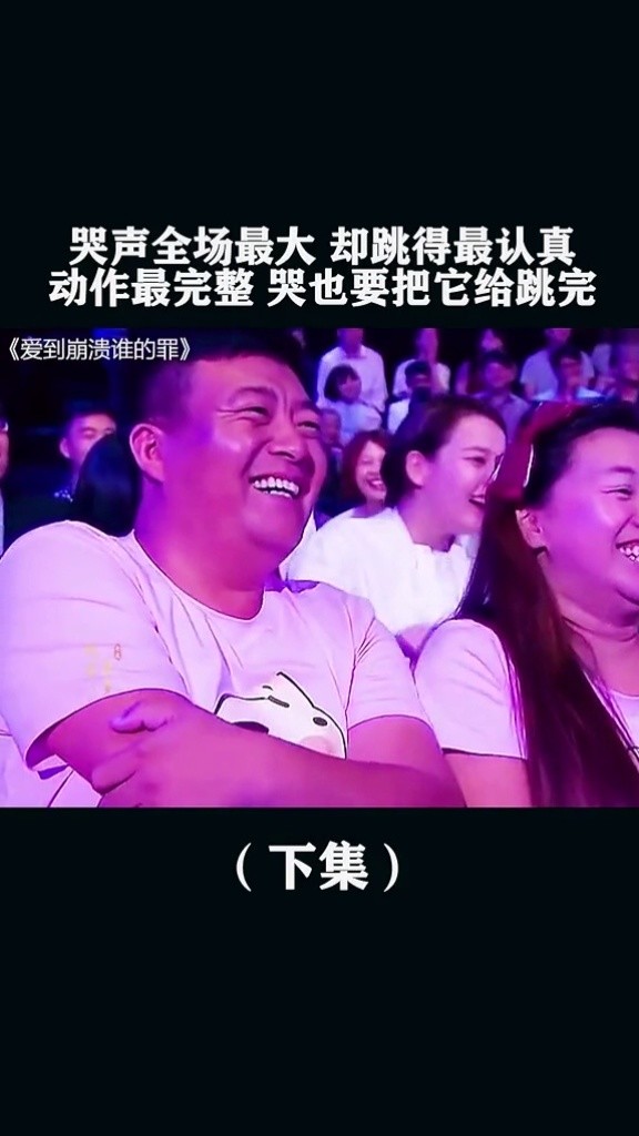 幼儿园举办晚会,小女孩边哭边跳,跳舞是认真的,哭也是认真的,多么可爱