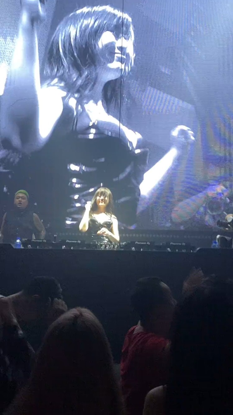  - 我不爱喝酒，但是我的朋友都爱喝酒，我不能没有朋友