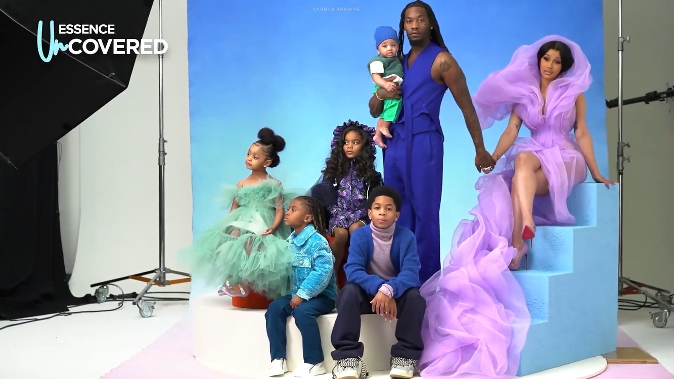 - Cardi B携全家拍摄《ESSENCE》杂志封面