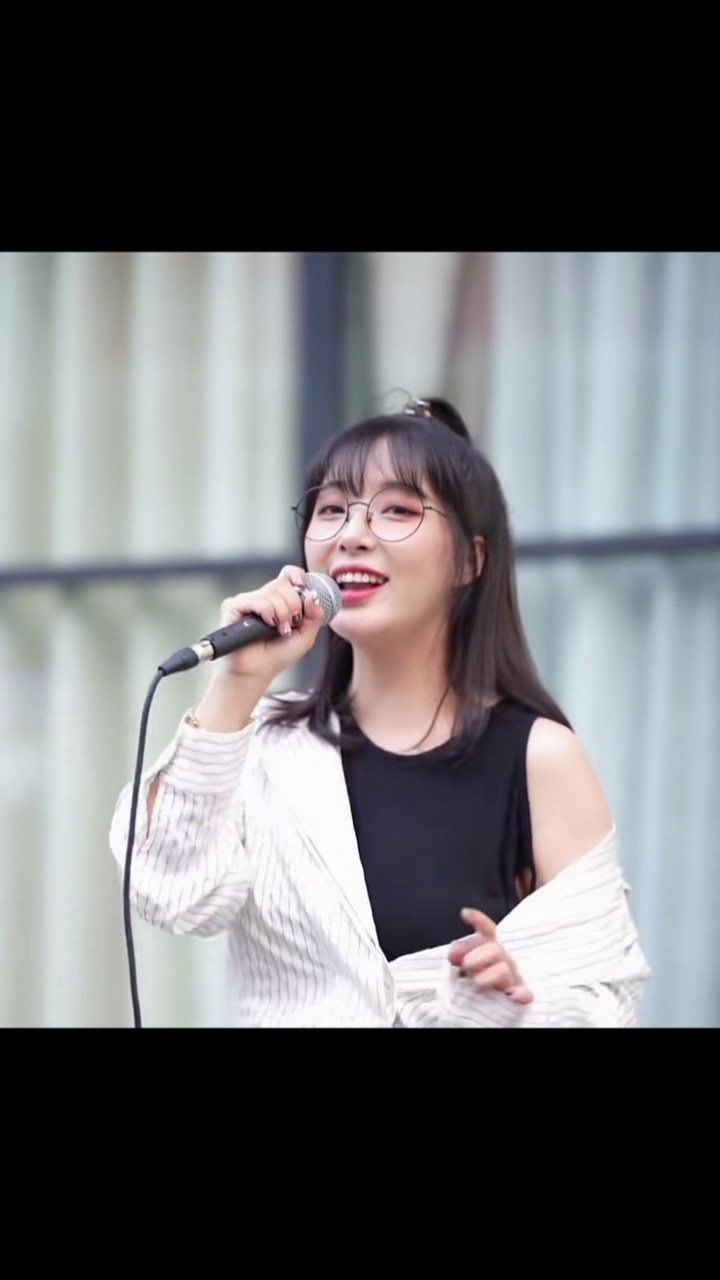 火红的萨日朗 第二段 #唱歌 #路演 #路人视角 @派星儿