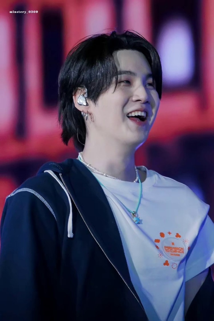 iu草莓月亮的初舞台丽姐真是太会做词了9696李知恩strawberrymoon