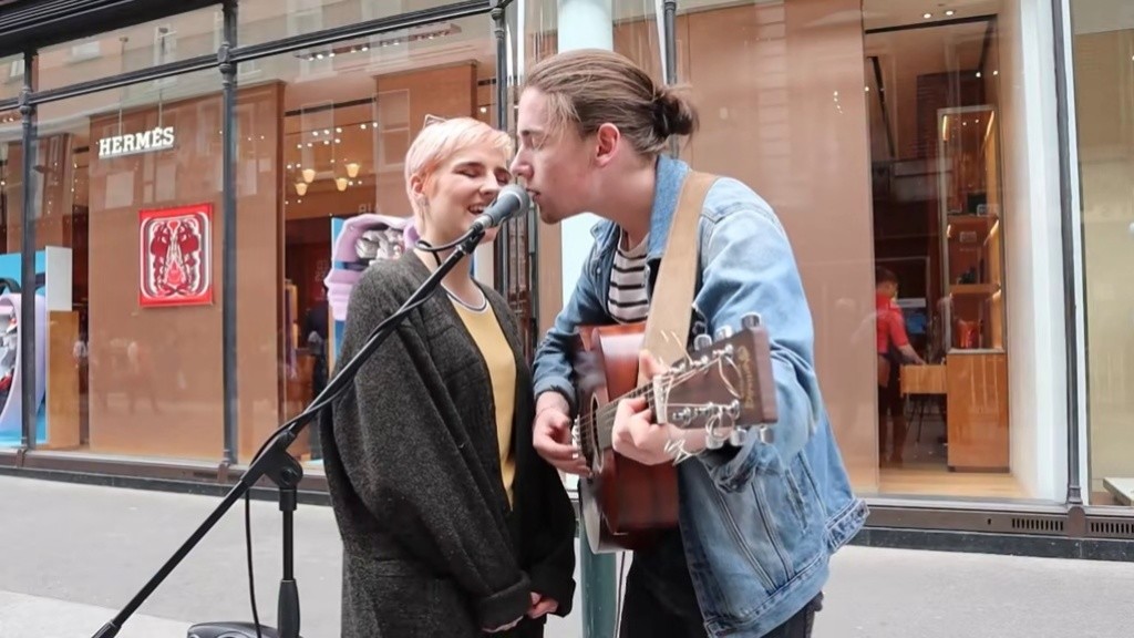 街头艺人演唱爱尔兰音乐电影《once》中一首插曲&nbsp;falling slowly