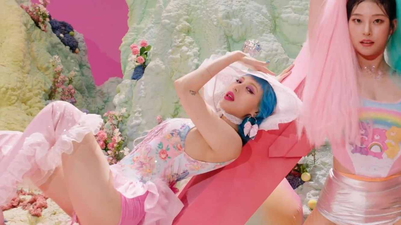 - 泫雅 与男友金晓钟全新迷你专辑主打曲《PING PONG》官方MV