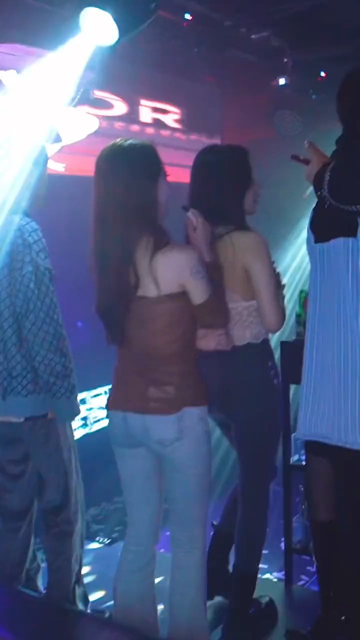  - 牛仔裤小姐姐很有个性哦，喜欢吗！