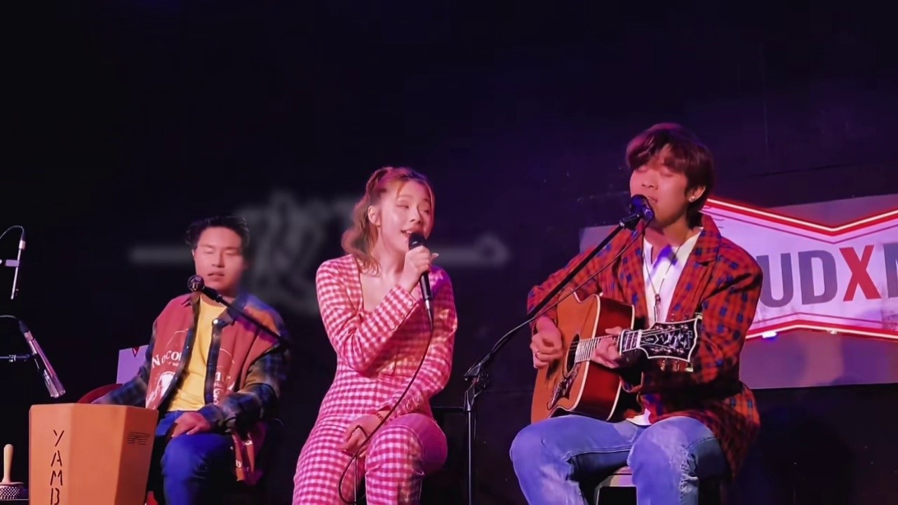 这次是告五人在某大学不插电的演出潘云安的吉他有力歌声真挚犬青略显