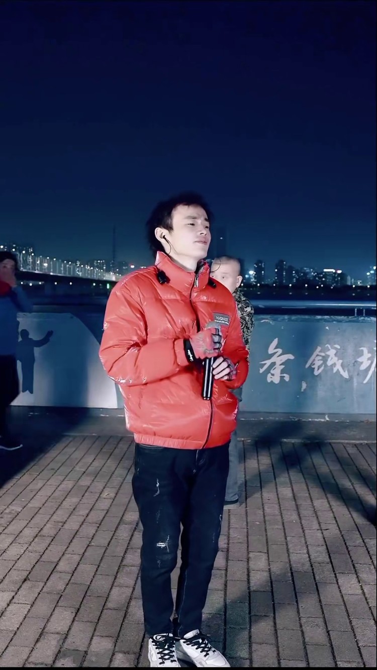 也许世界就这样,每个人都在路上#洋仔 #户外唱歌 #真人真唱#你的答案