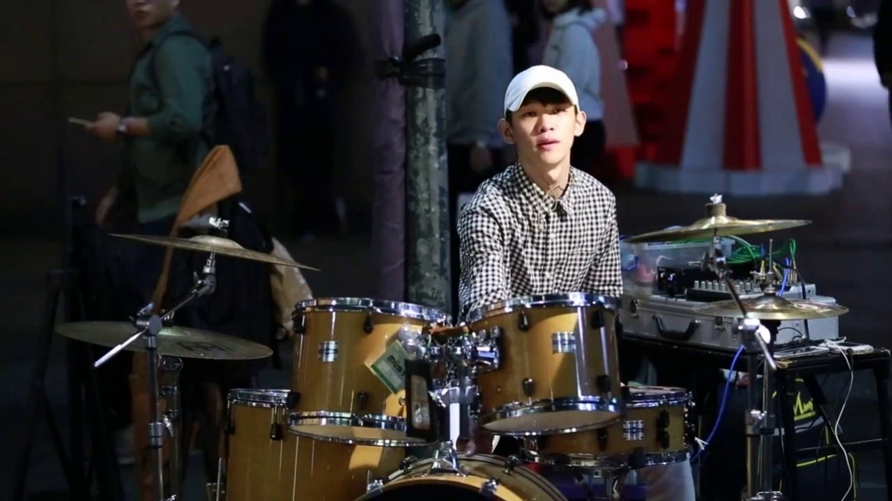 街头艺人李科颖架子鼓演奏岑宁儿《追光者》,可以说很帅气了!