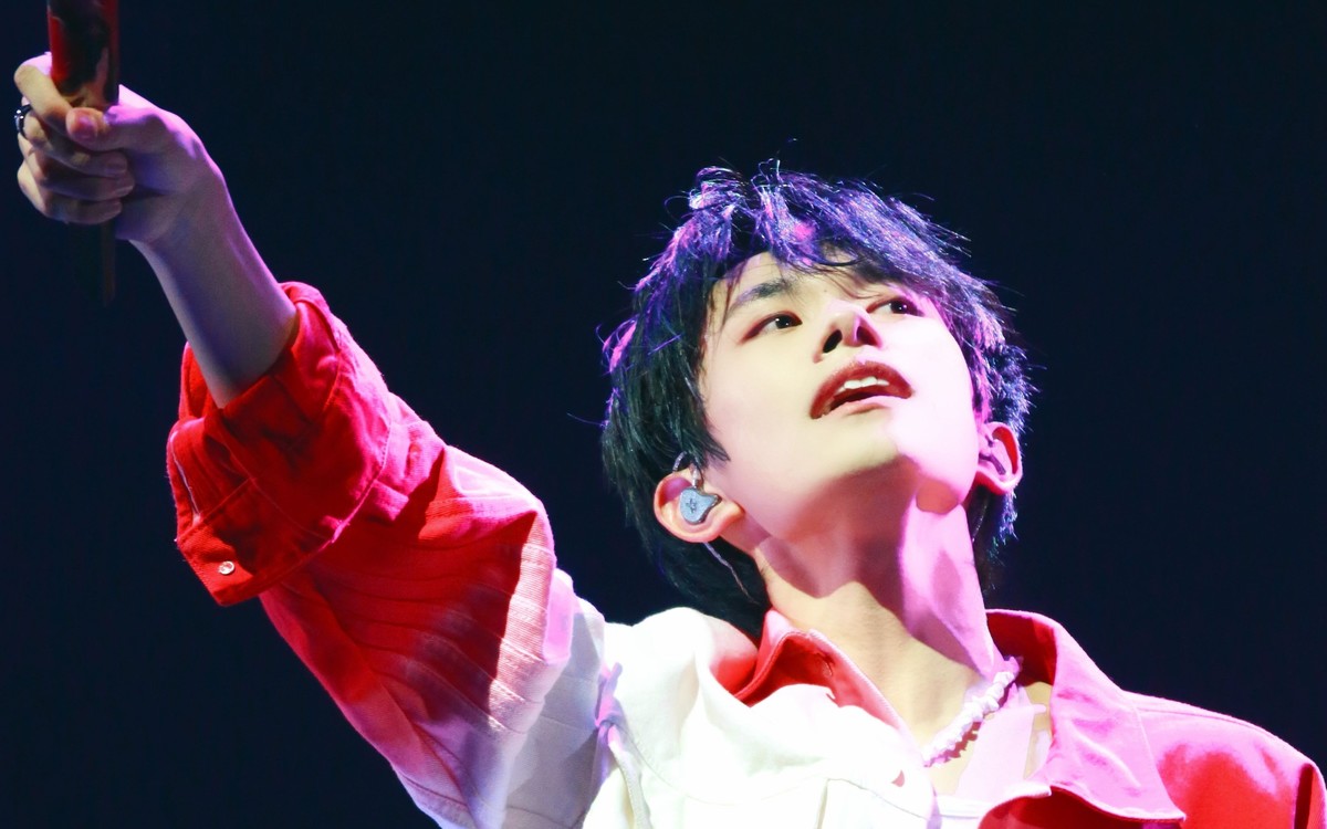 易烊千玺《大城小爱》live现场,这嗓音谁听谁不迷糊