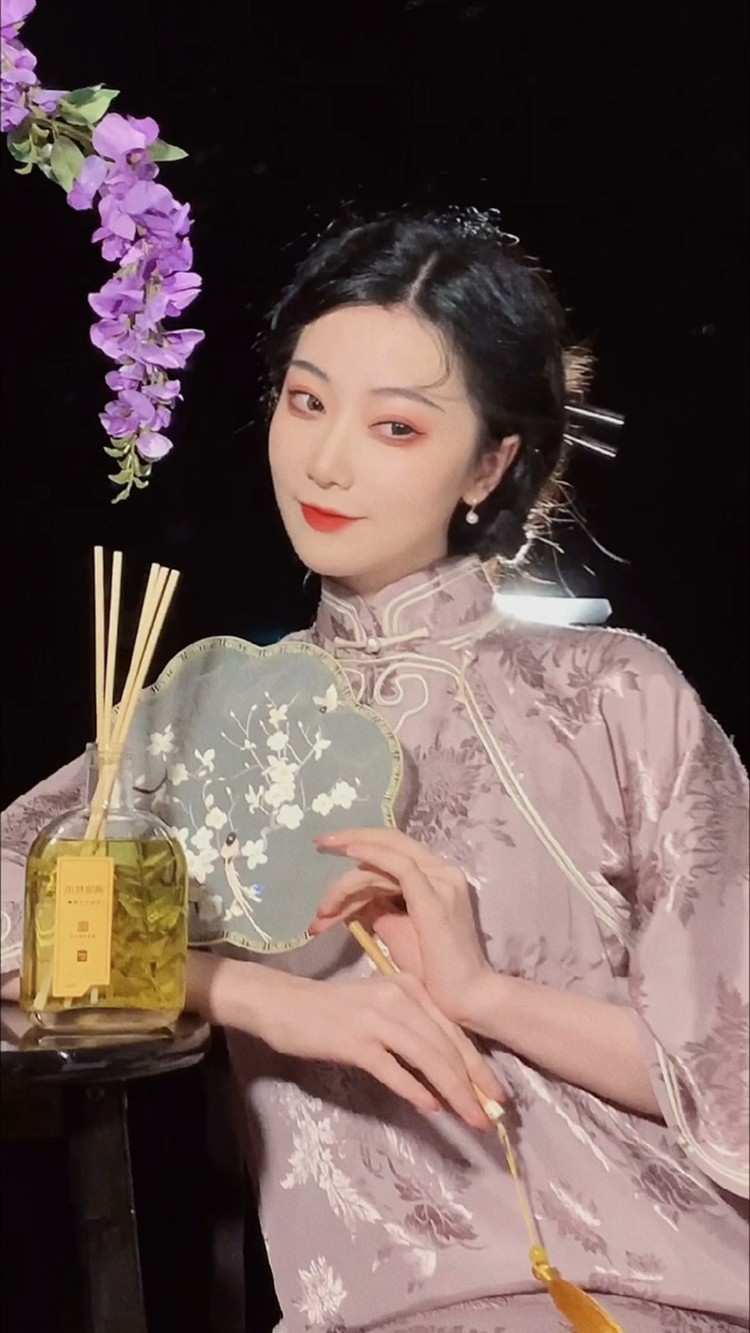 - 想了一百个关于秋天的文案,都不及这一刻恰好吹来的桂花香