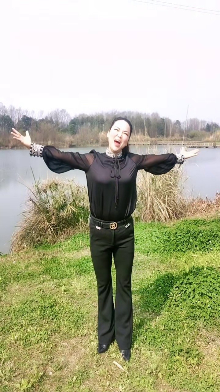 那飘在云朵上的梦是我时刻的心愿我愿随你而去在