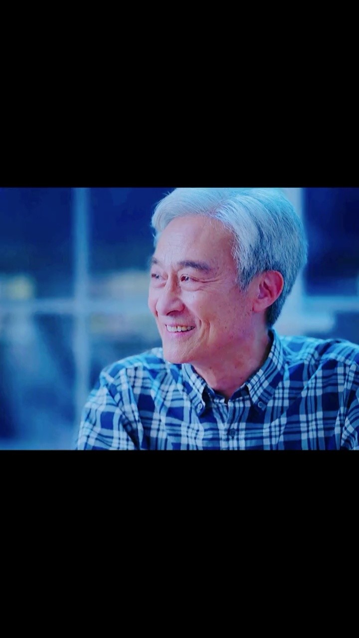 人美得像一泓秋水名剑既英气锋利又气定神闲大笑人间