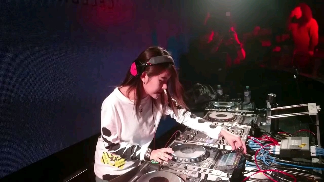 - DJ何鹏车载劲爆舞曲~全久哲《瞧我这眼神》MV版好听极了