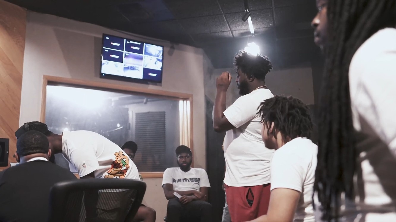  - 底特律说唱歌手在录音室工作，哥们录歌都是 Freestyle