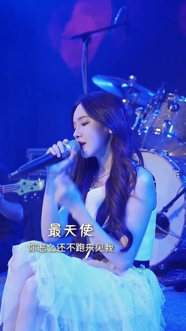 全网爆火的《最天使》,没想到戴羽彤也来翻唱,一开口就给跪了!