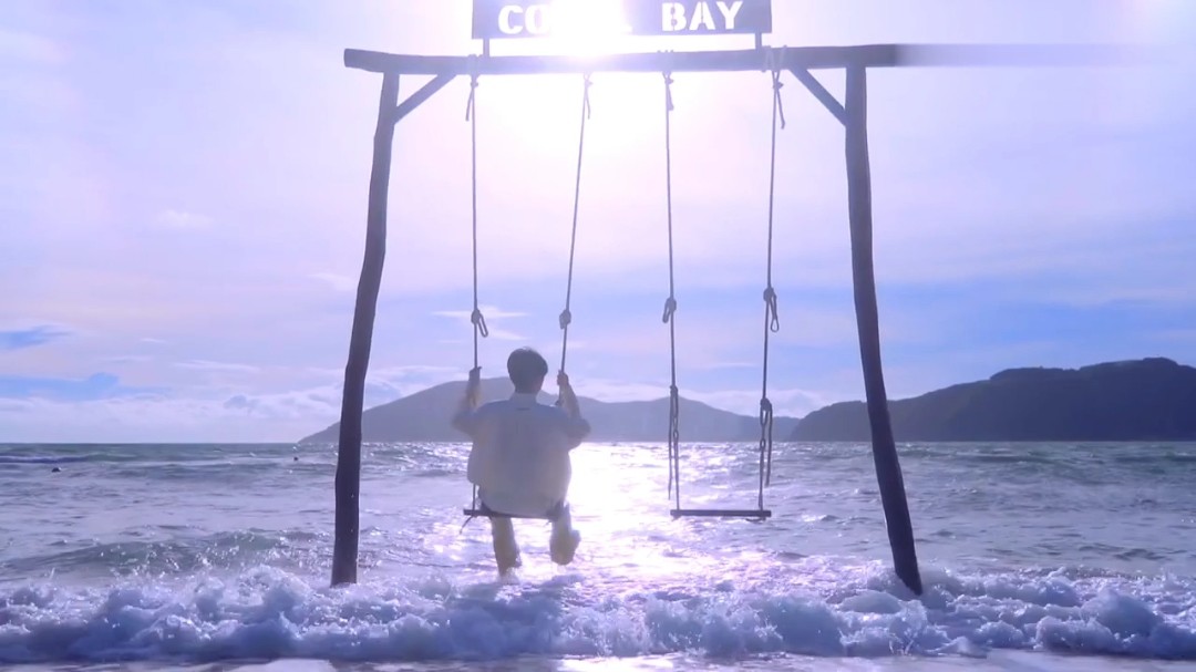 王俊凯gq杂志海边拍摄花絮