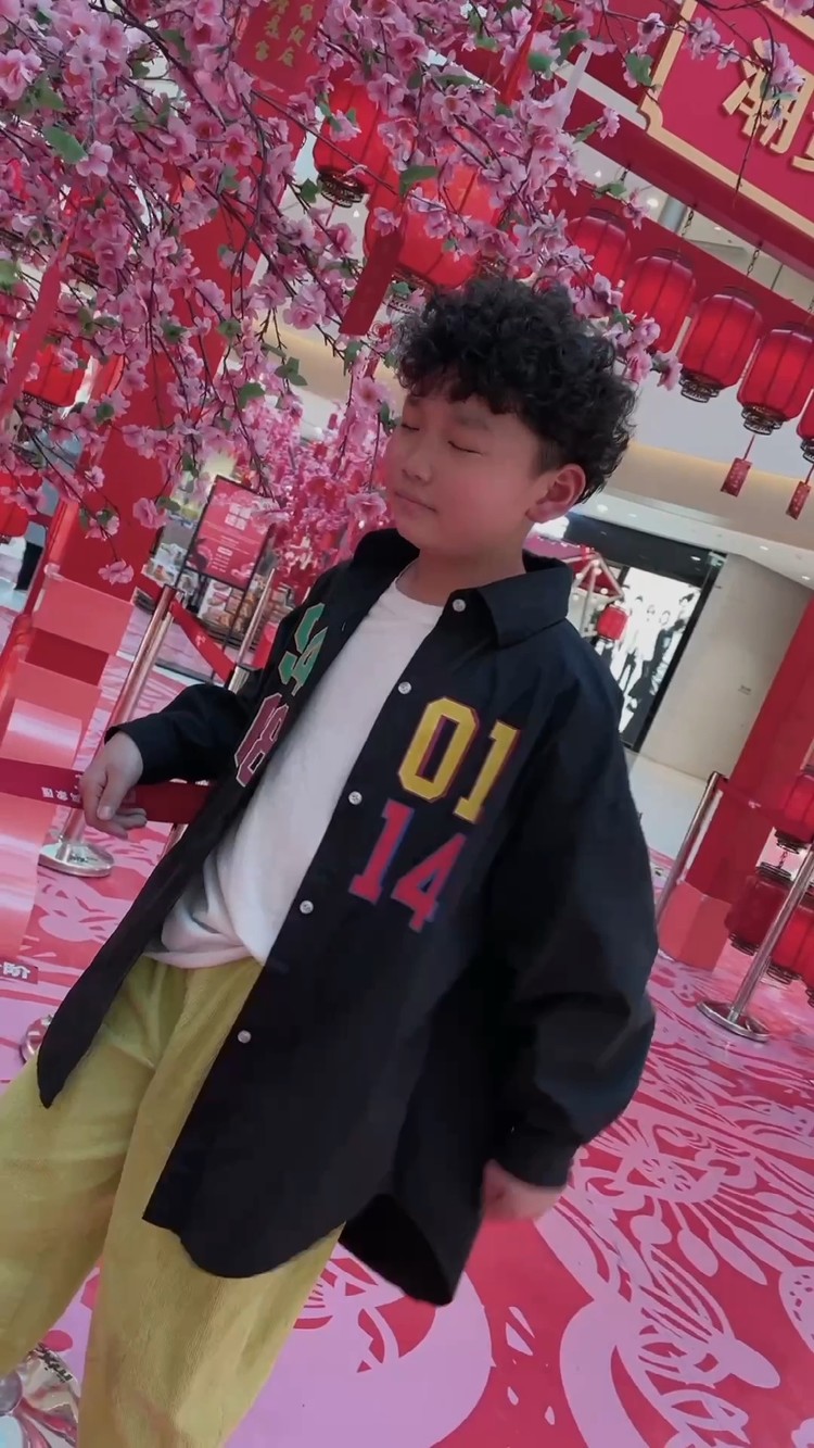 男童路边唱天之大感动数人