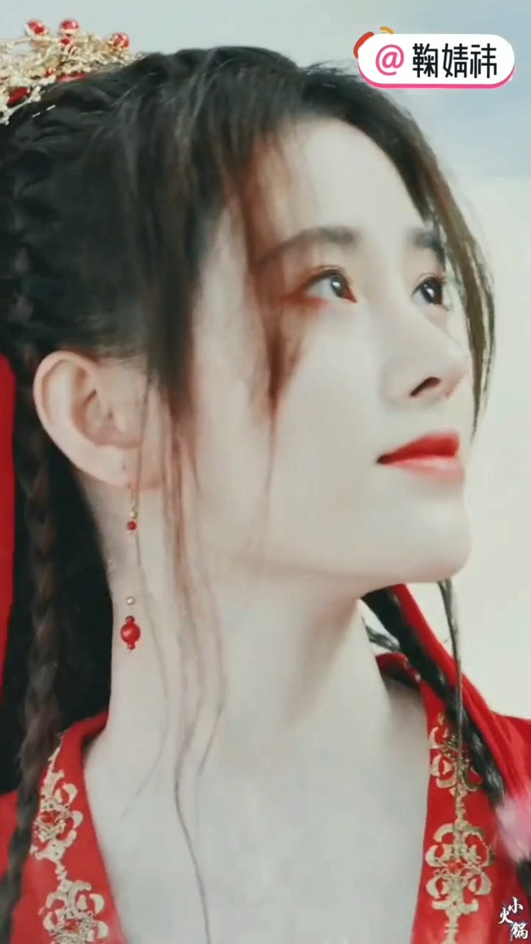 鞠婧祎演唱红昭愿一袭红衣惊艳众人