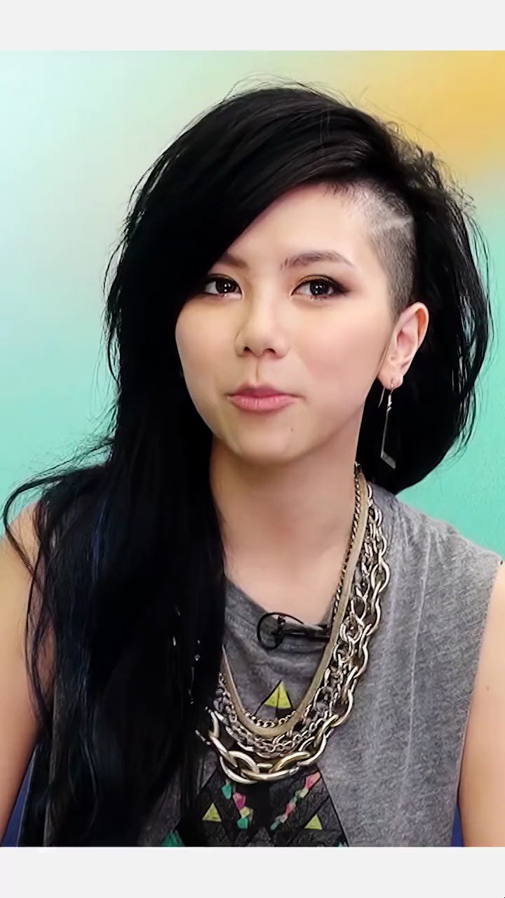 十年前的邓紫棋,留着铲青发清唱泡沫,纯天然的颜值还是很能打的