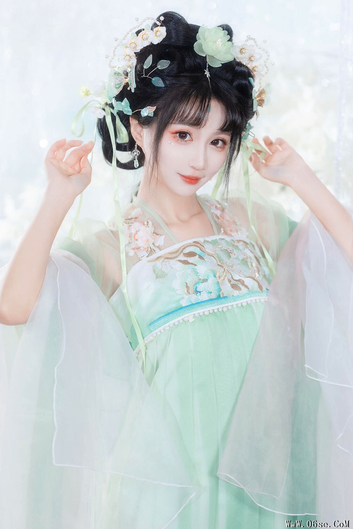 YiTuYu艺图语 Vol.6515 Qi Luo Sheng De Xiao Su Su[32P]-六色网