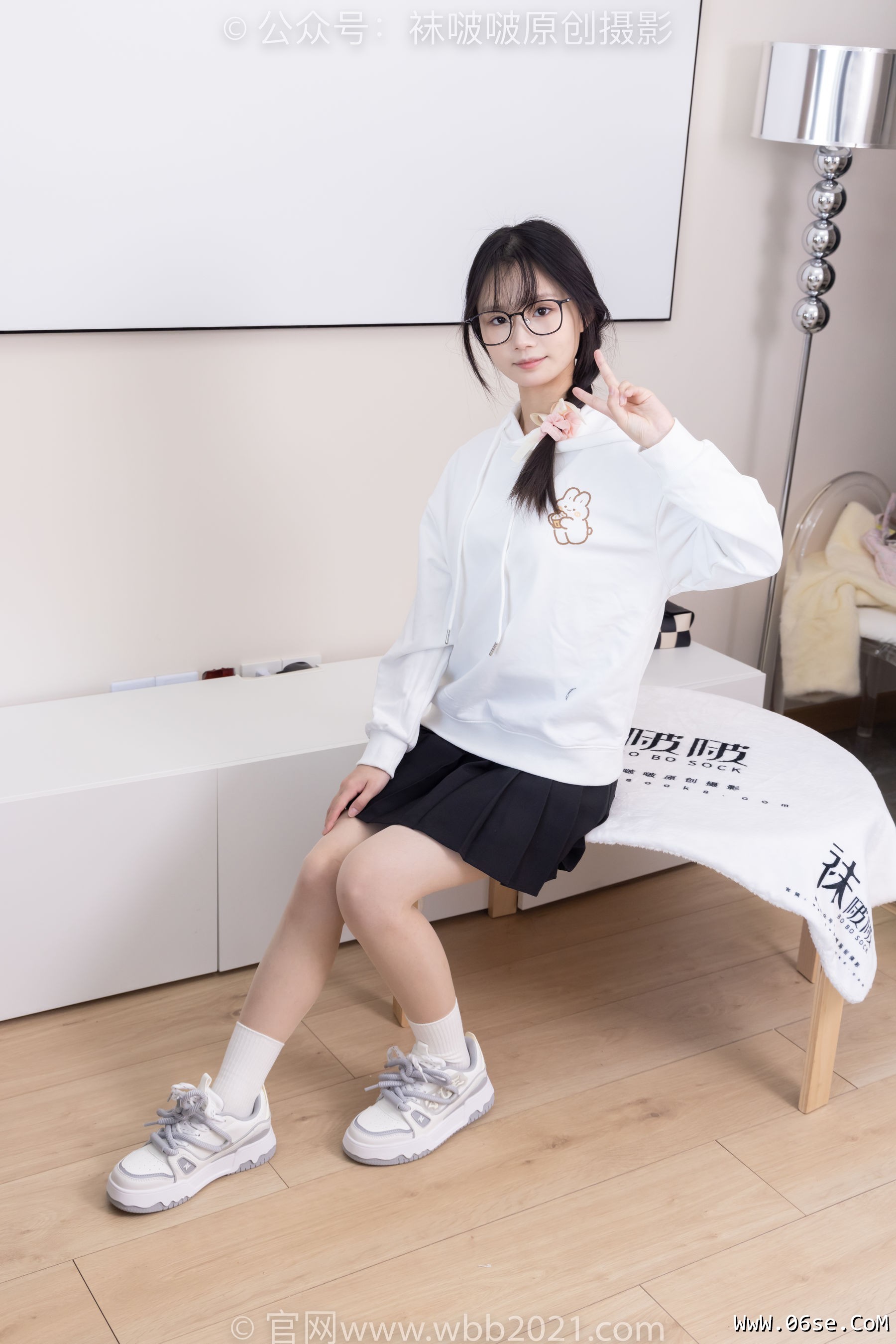 图片[72]-BoBoSocks袜啵啵 No.368 甜甜圈 -运动鞋、白棉袜、油亮肉丝[160P]-六色网