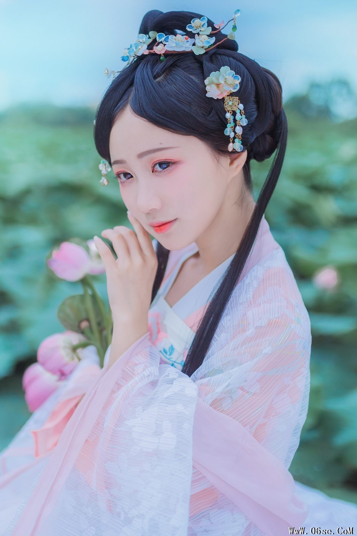 YiTuYu艺图语 Vol.4138 Qi Luo Sheng De Xiao Su Su[24P]-六色网