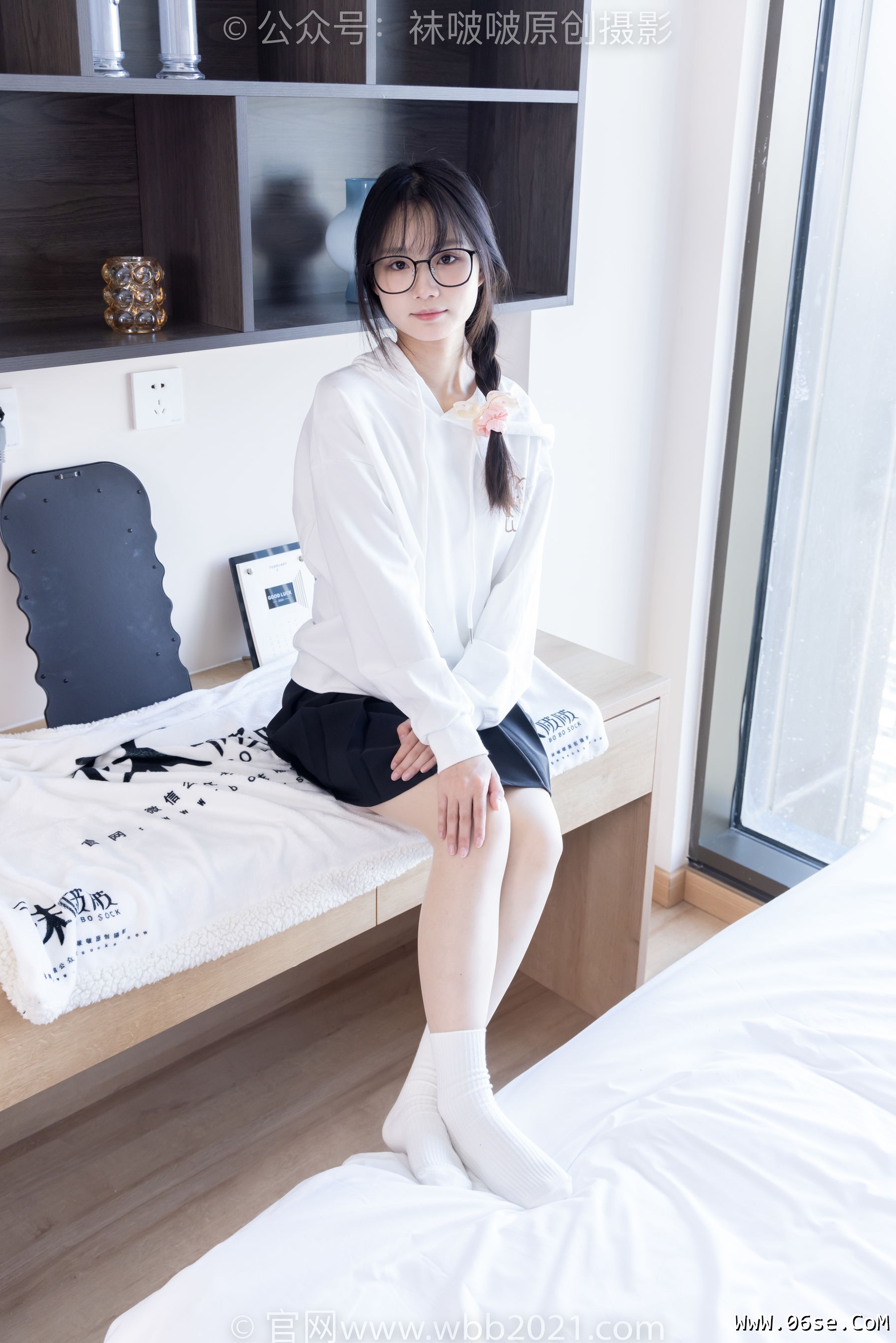 图片[121]-BoBoSocks袜啵啵 No.368 甜甜圈 -运动鞋、白棉袜、油亮肉丝[160P]-六色网