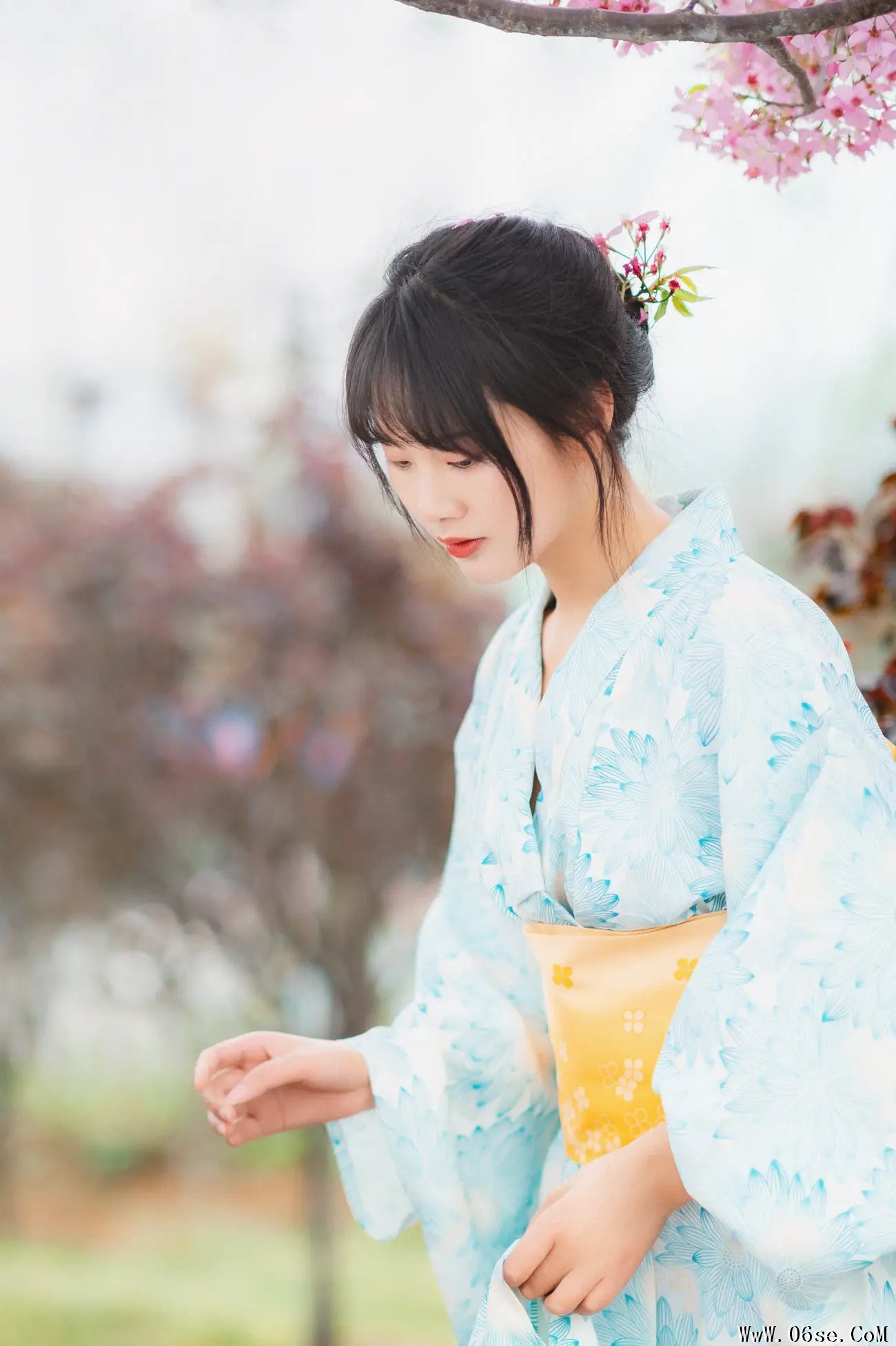 图片[15]-[艺图语] 2022.11.19 Vol.2478 – 樱花树下 爱拍照的梅梅 [23P]-六色网