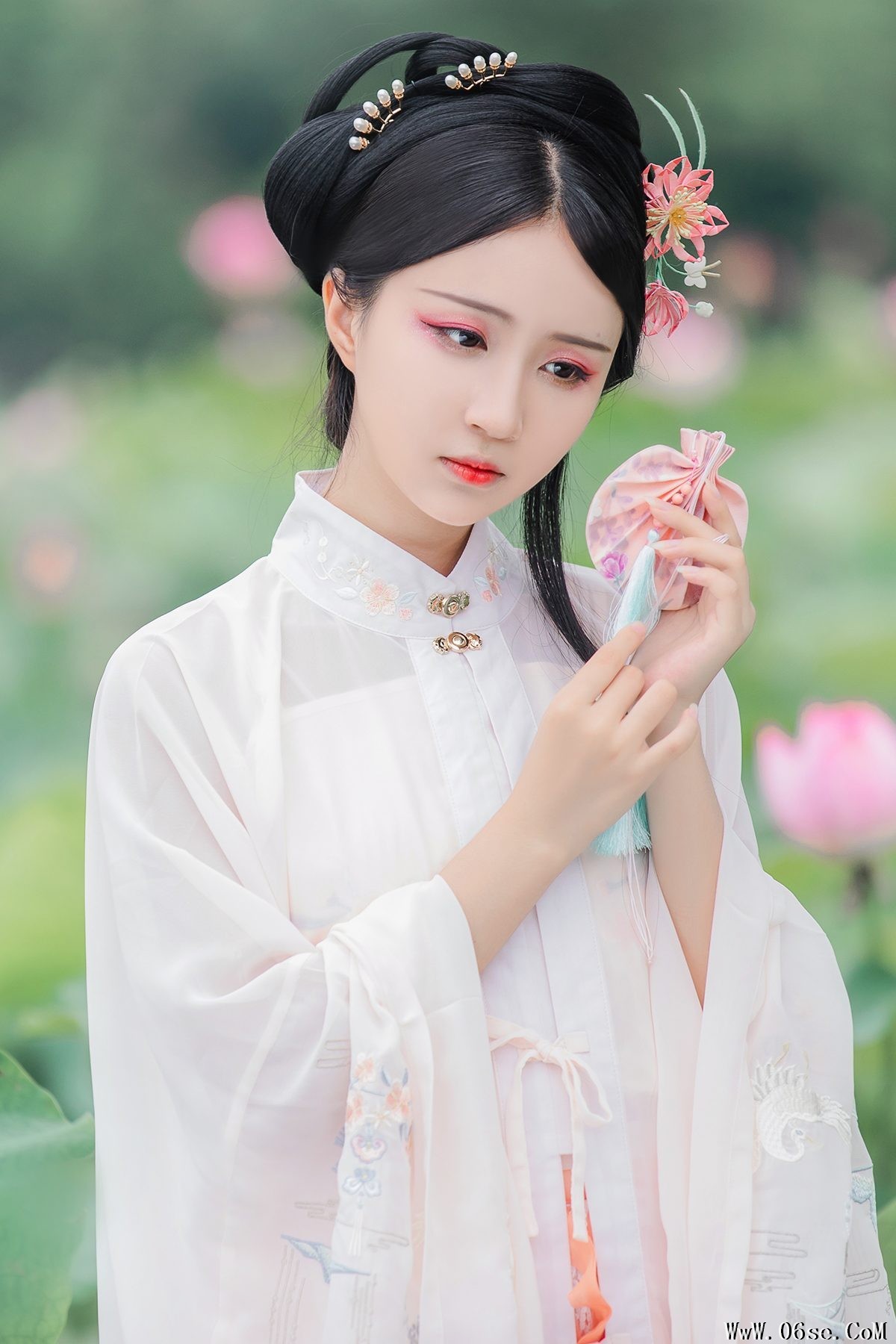 YiTuYu艺图语 Vol.4121 Qi Luo Sheng De Xiao Su Su[23P]-六色网