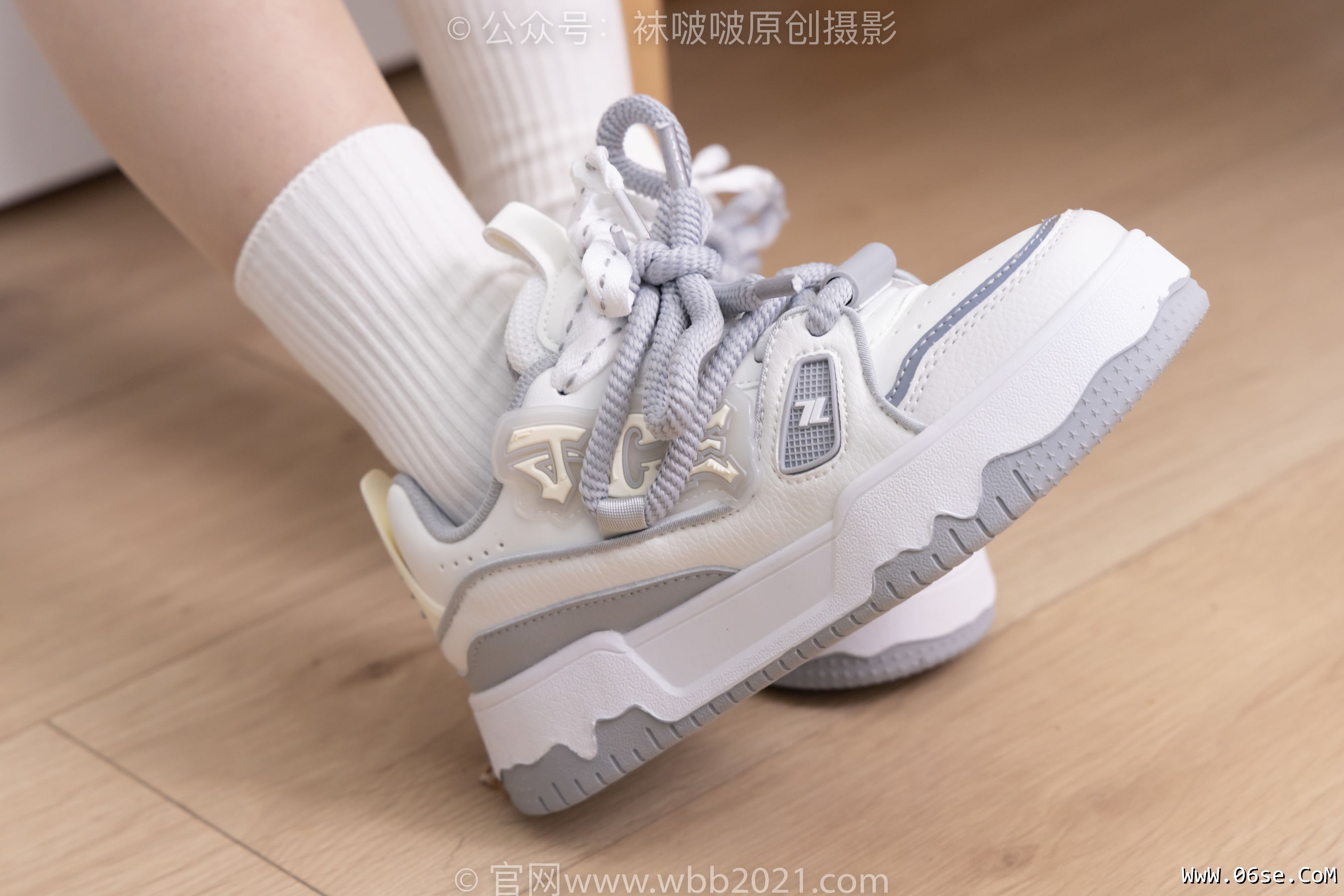 图片[128]-BoBoSocks袜啵啵 No.368 甜甜圈 -运动鞋、白棉袜、油亮肉丝[160P]-六色网