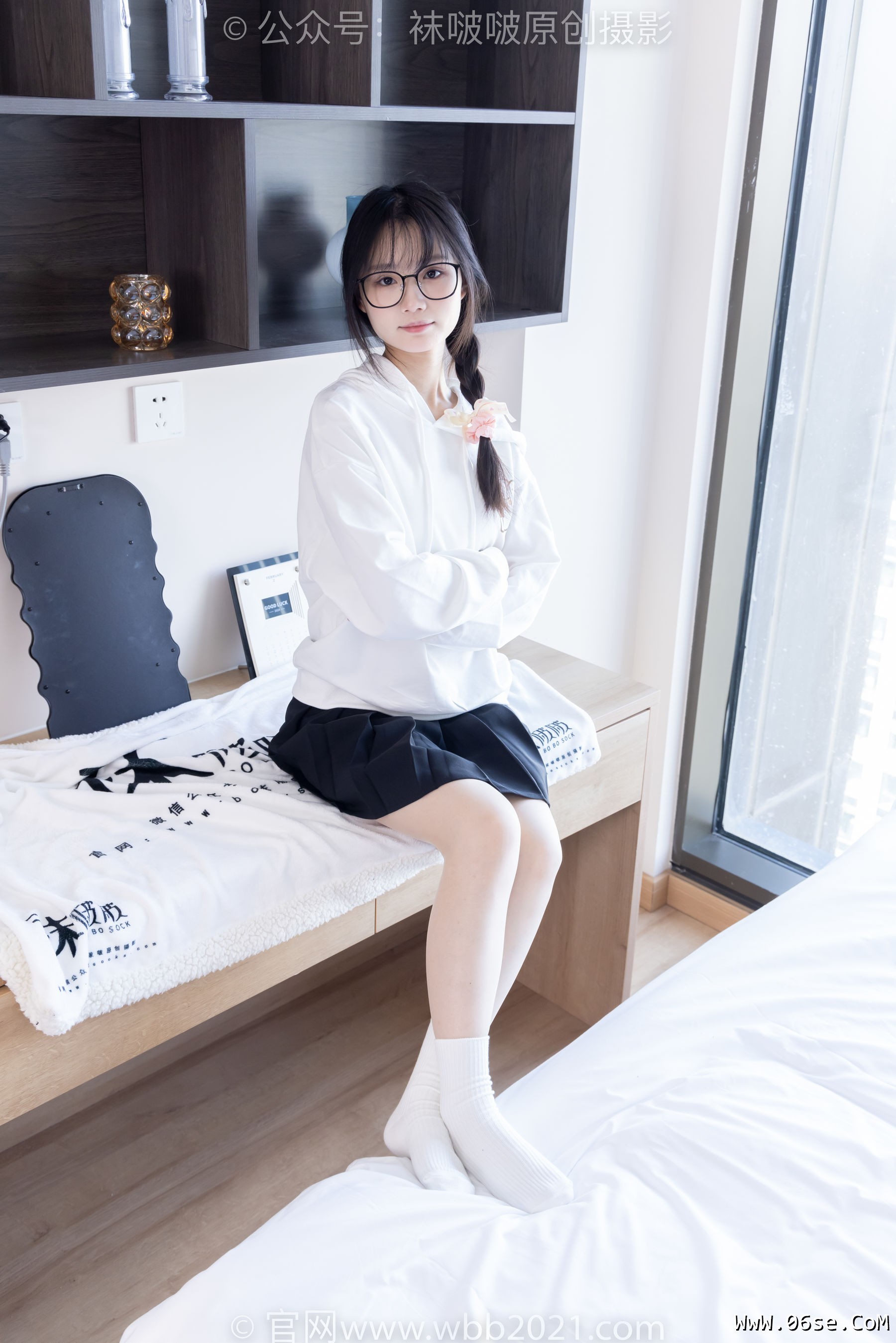 图片[123]-BoBoSocks袜啵啵 No.368 甜甜圈 -运动鞋、白棉袜、油亮肉丝[160P]-六色网