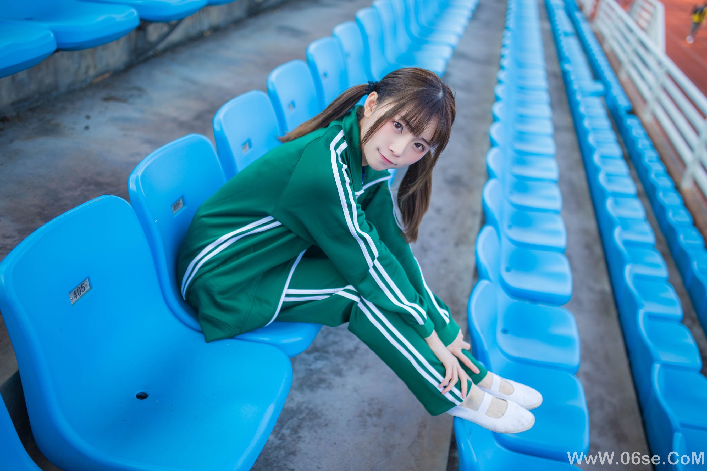动漫博主Kitaro_绮太郎 绿色运动服女孩[18P]-六色网