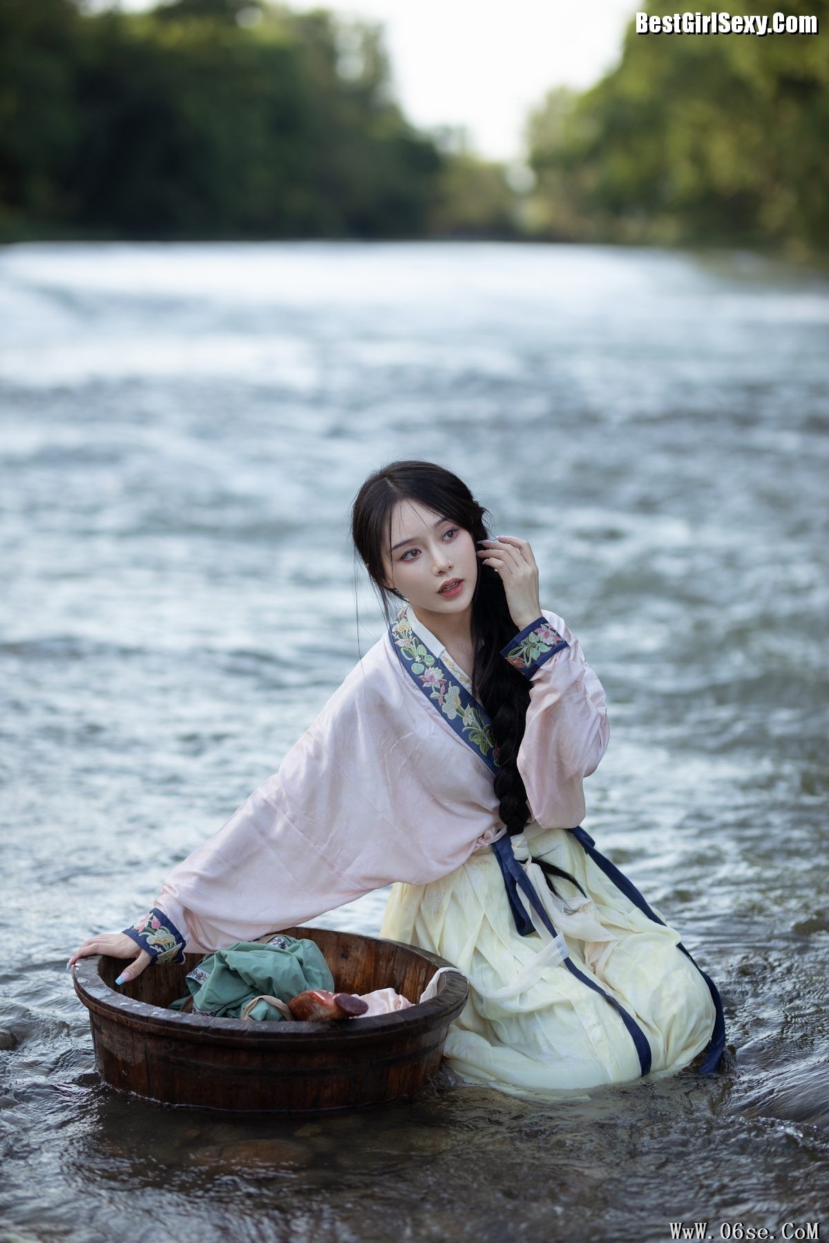 图片[14]-YiTuYu艺图语 Vol.4050 Su Mei Zai Lu Shang[25P]-六色网