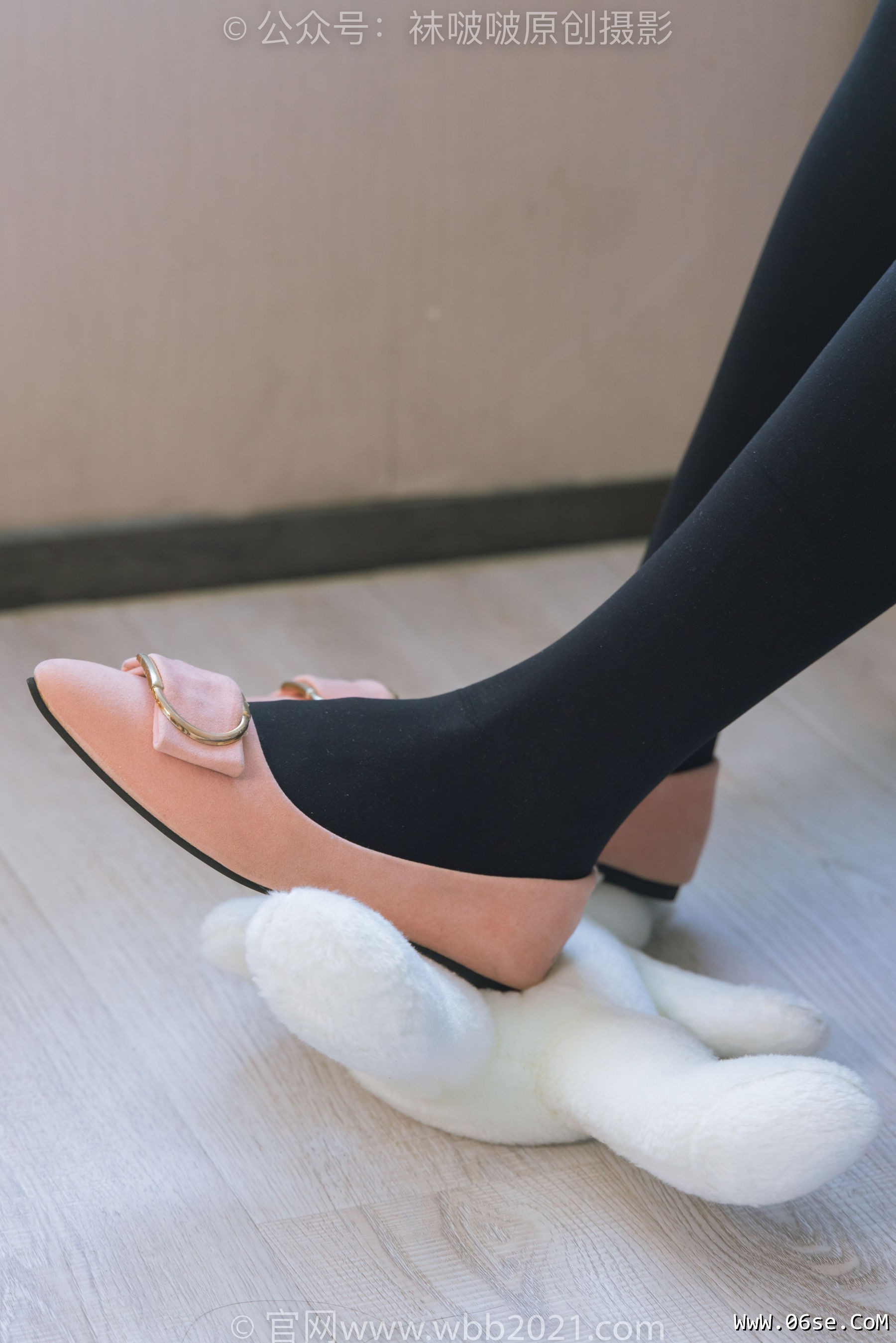 图片[32]-BoBoSocks袜啵啵 No.315 小沫 -平底鞋、厚黑丝、模特穿鞋及丝袜踩玩偶小熊剧情[140P]-六色网