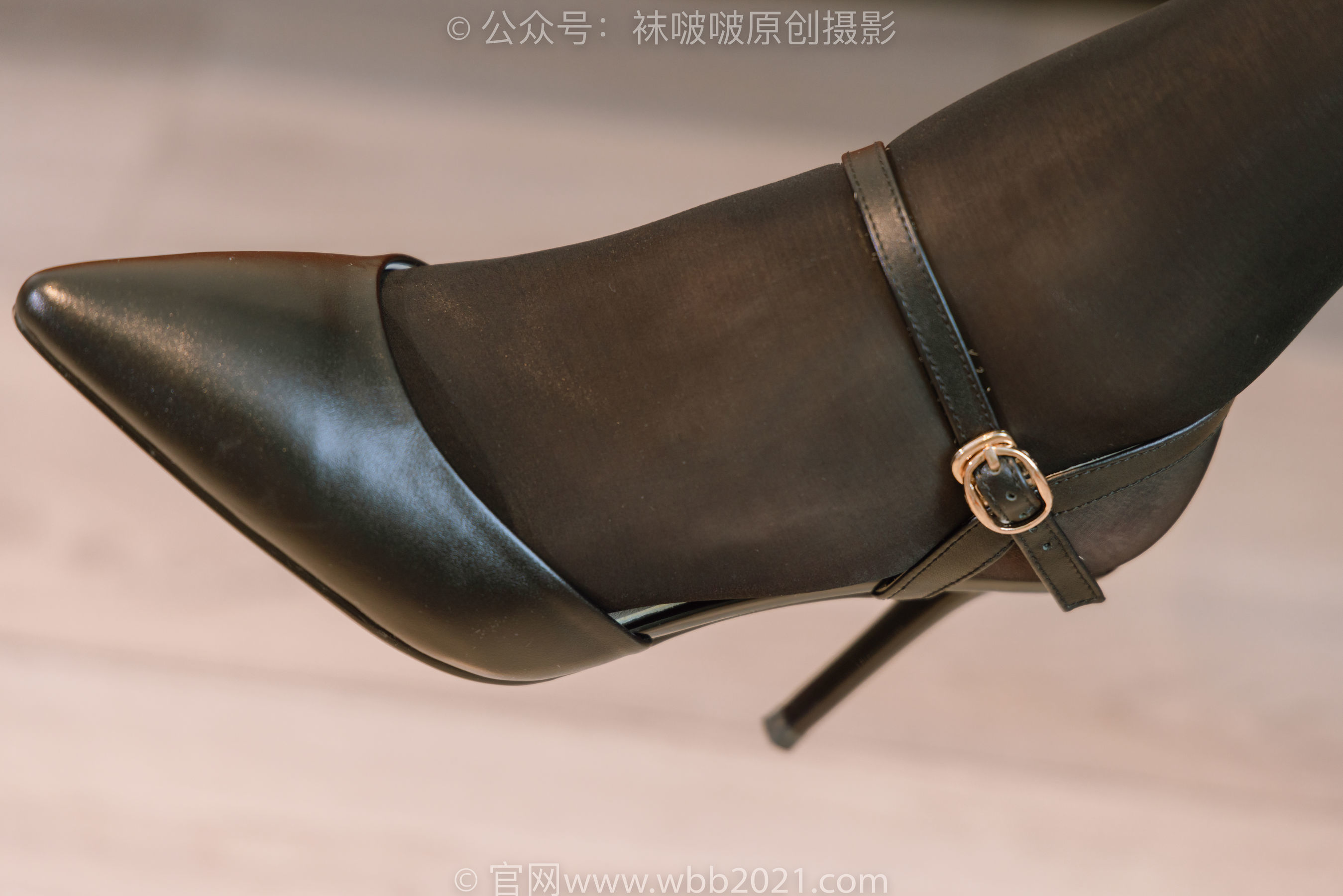 图片[124]-BoBoSocks袜啵啵 No.396 小甜豆 -两双高跟鞋、油亮黑丝、油亮蓝丝[140P]-六色网