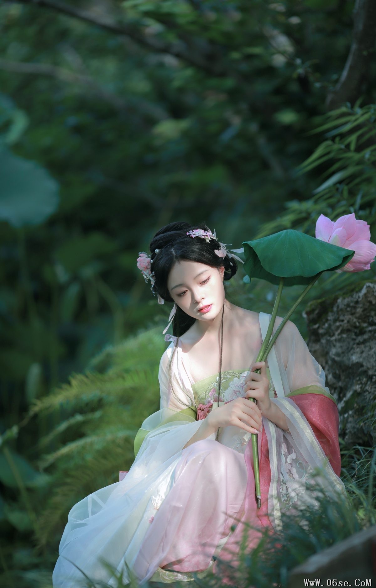 图片[4]-YiTuYu艺图语 Vol.5240 Nu Li Hua Zhuang De Sui Sui[23P]-六色网