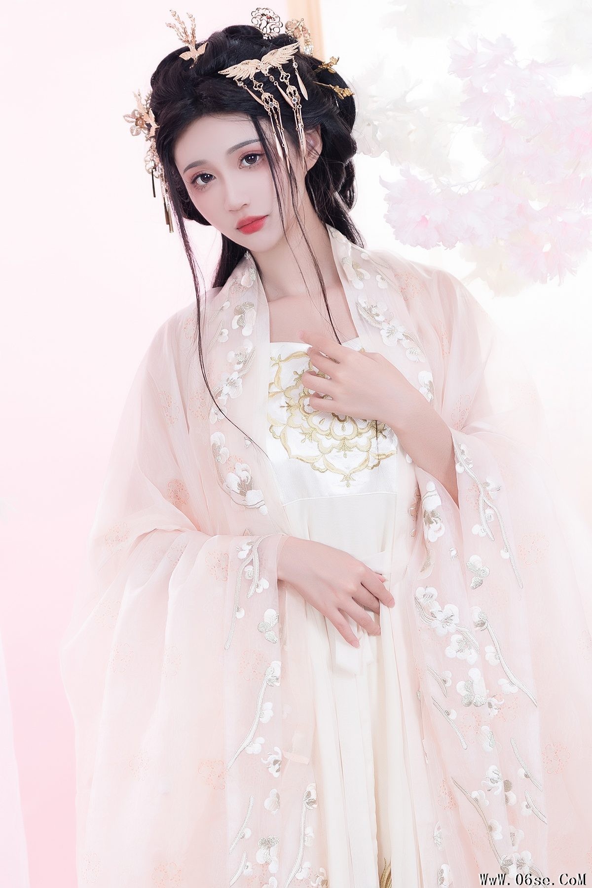 YiTuYu艺图语 Vol.5561 Qi Luo Sheng De Xiao Su Su[28P]-六色网