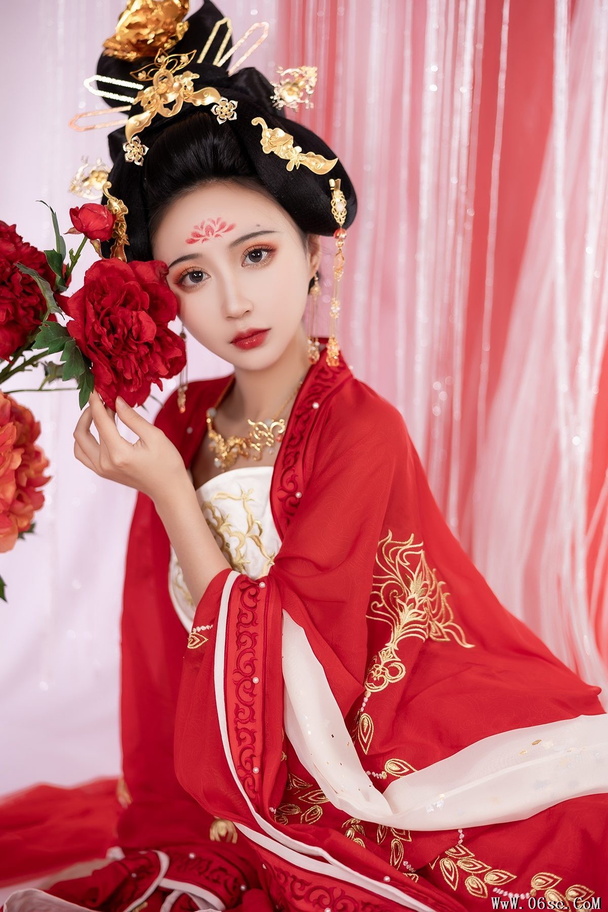YiTuYu艺图语 Vol.3461 Qi Luo Sheng De Xiao Su Su[25P]-六色网
