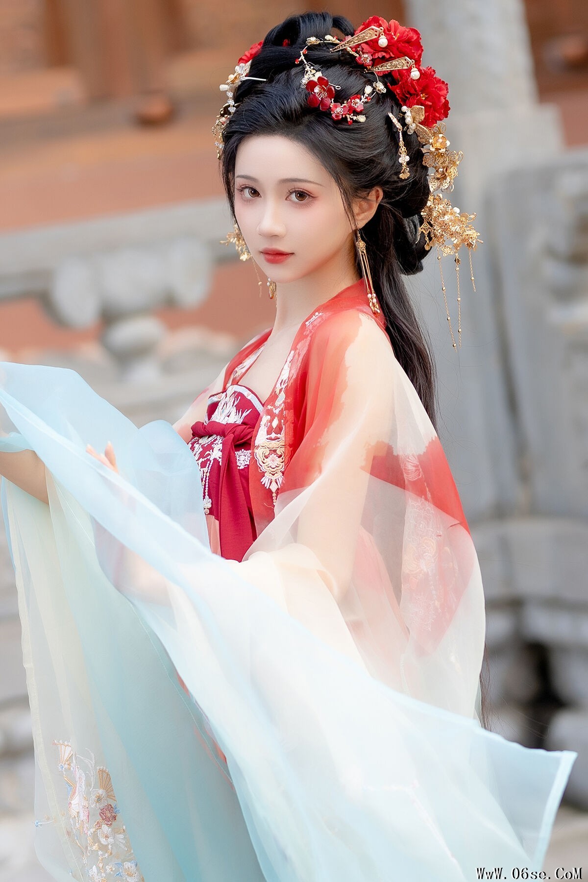 YiTuYu艺图语 Vol.7208 Qi Luo Sheng De Xiao Su Su[28P]-六色网