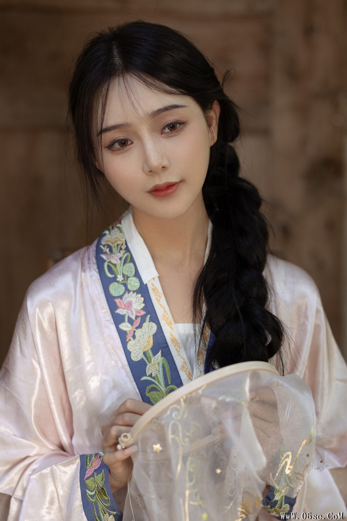 YiTuYu艺图语 Vol.4050 Su Mei Zai Lu Shang[25P]-六色网