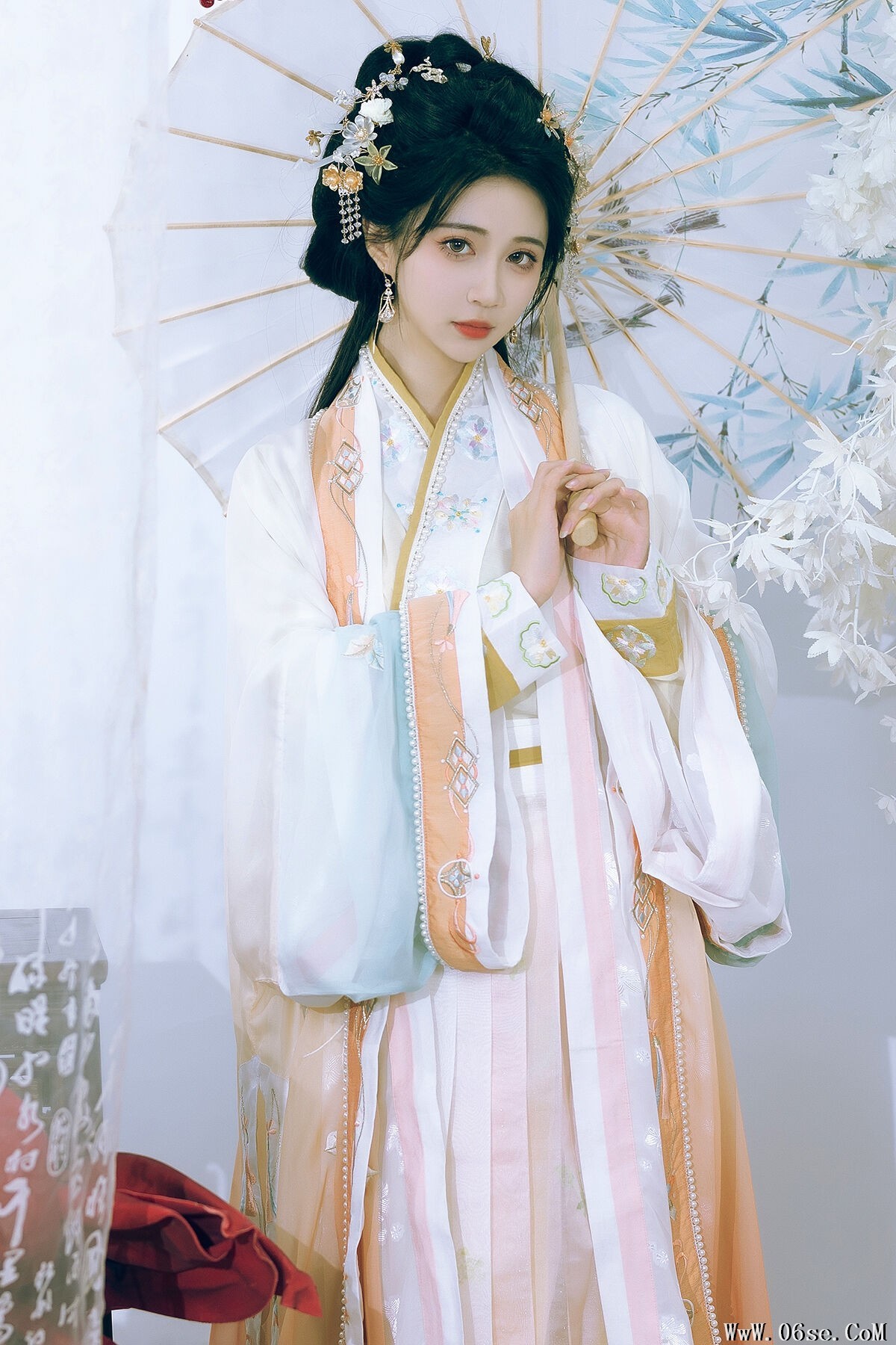 YiTuYu艺图语 Vol.6689 Qi Luo Sheng De Xiao Su Su[29P]-六色网
