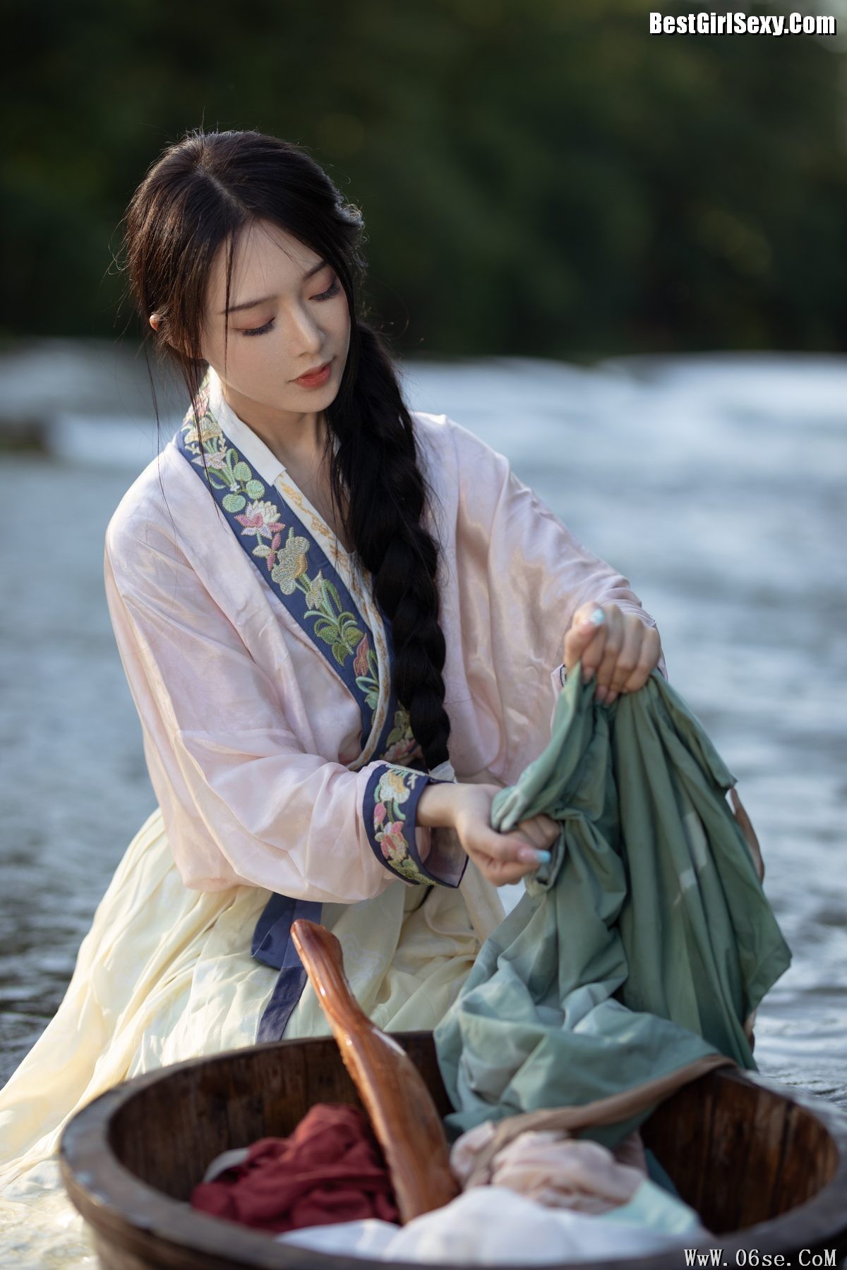 图片[11]-YiTuYu艺图语 Vol.4050 Su Mei Zai Lu Shang[25P]-六色网
