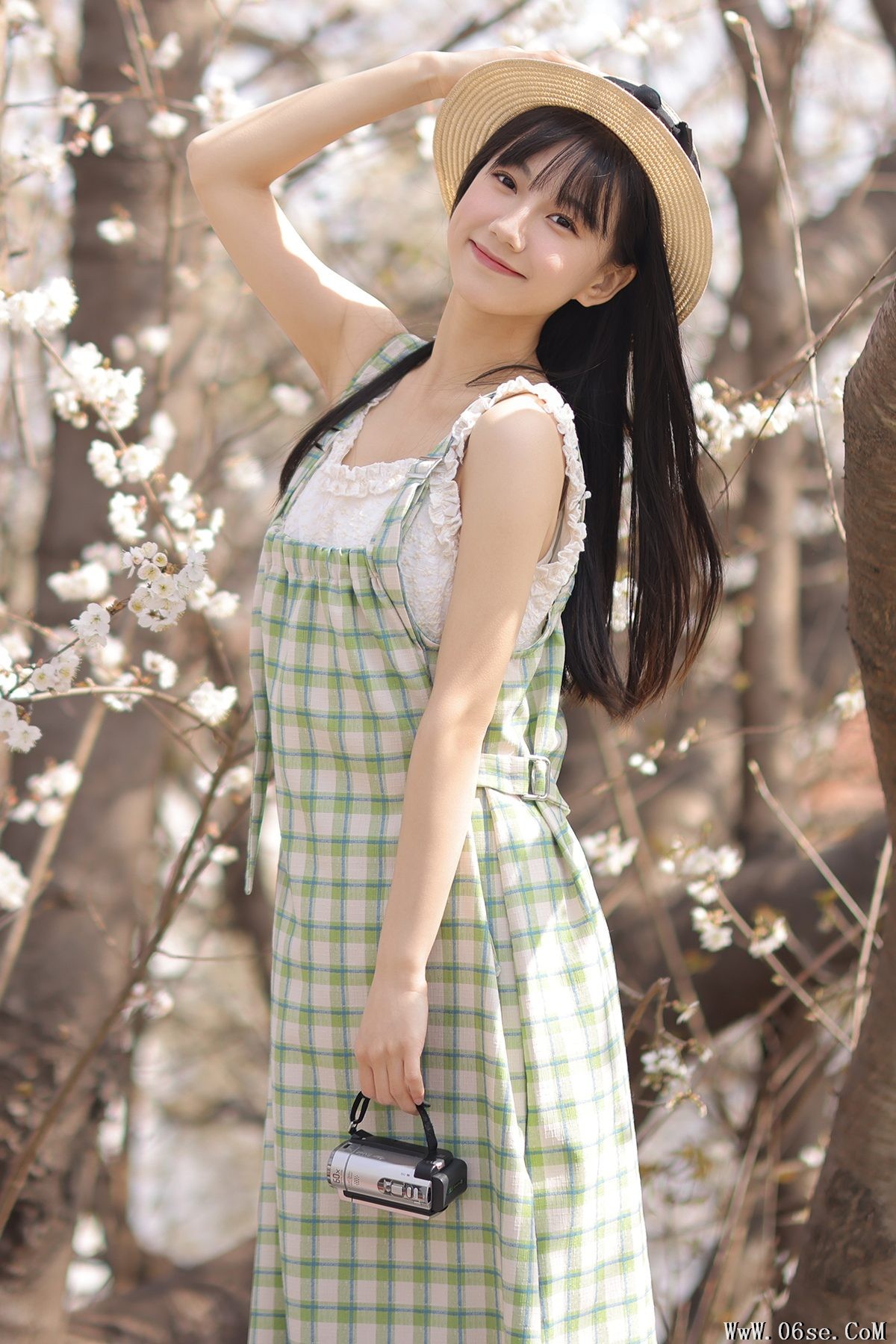 YiTuYu艺图语 Vol.3924 Yi Ke Hao Kun De Ya[43P]-六色网